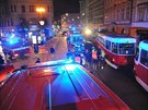V Lazarsk ulici se zaklnilo osobn auto mezi dv tramvaje, hasii museli...