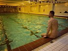 Reportér Matj Smlsal si vyzkouel nahé plavání.