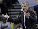 Steve Kerr, trenér Golden State, gestikuluje bhem zápasu s Phoenixem.