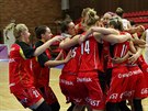 Basketbalistky Hradce Králové oslavují tvrtfinálovou výhru nad Nymburkem.