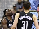 Jeff Green (vlevo) a Tomá Satoranský z Washingtonu sledují smeujícího Jonase...