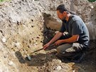 Archeolog Ond�ej T�ma p�i v�zkumu u kostela sv. Vav�ince ve Vrchlab�