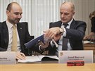 Podpis smlouvy o provozovn autobusov dopravy mezi Plzeskm krajem (vpravo...