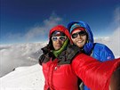 U dva roky bojuje plzesk horolezec Jan Trvnek (vpravo) s rakovinou...