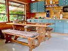 V chat je útulná kuchyn a rustikální jídelní stl s lavicemi. 