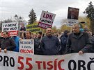 Asi stovka lidí protestovala před budovou Krajského úřadu v Ostravě. Vadí jim...