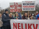 Asi stovka lidí protestovala před budovou Krajského úřadu v Ostravě. Vadí jim...