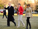 Americký prezident Donald Trump, jeho syn Barron a manelka Melania Trumpová...