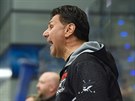 Trenér Chomutova Vladimír Rika emotivn reaguje na dní na led bhem zápasu...