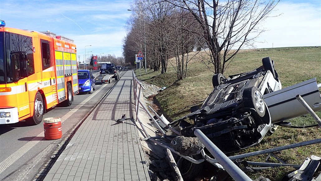 Všechny složky IZS zasahovaly u nehody dvou osobních aut na Ostravsku (17....