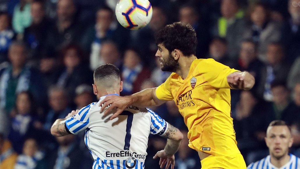 Mirco Antenucci ze Spalu (vlevo) a Federico Fazio z AS �ím v hlavi�kovém...