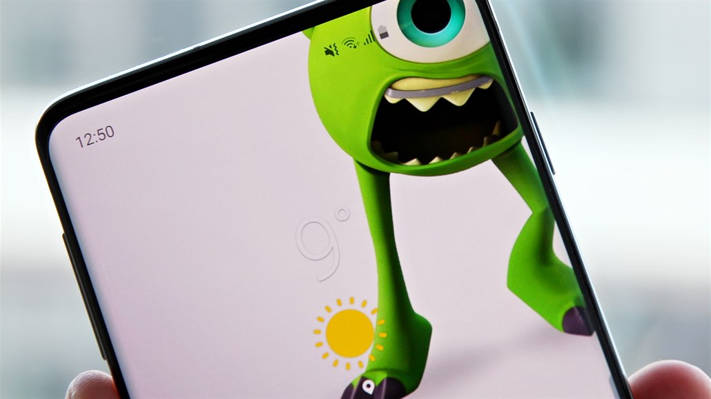 Blíží se konec průstřelů. Samsung chce přední foťák schovat pod displej