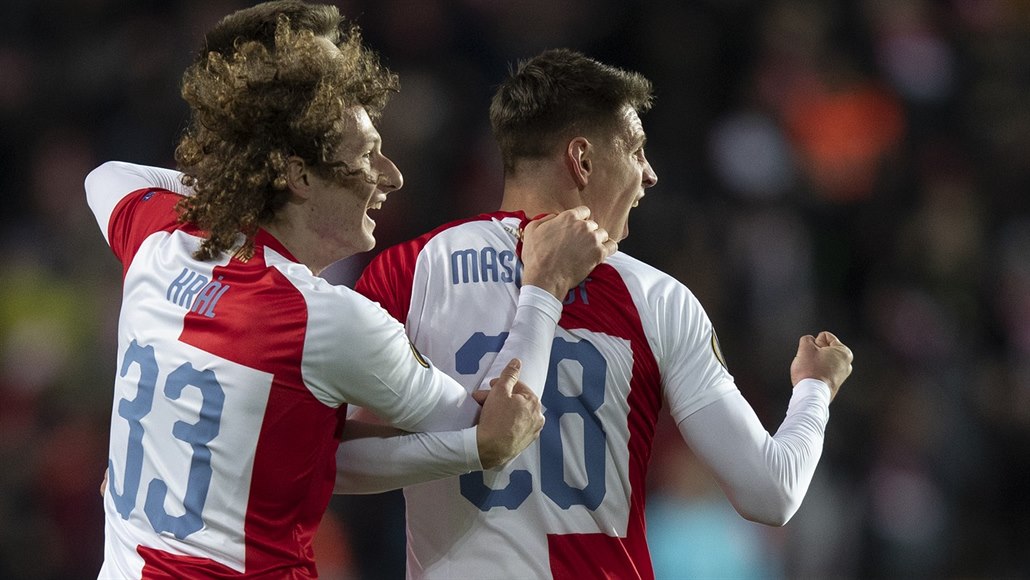 Vaclík se přetahoval o míč s Kolářem. A pak Slavia slavila postup