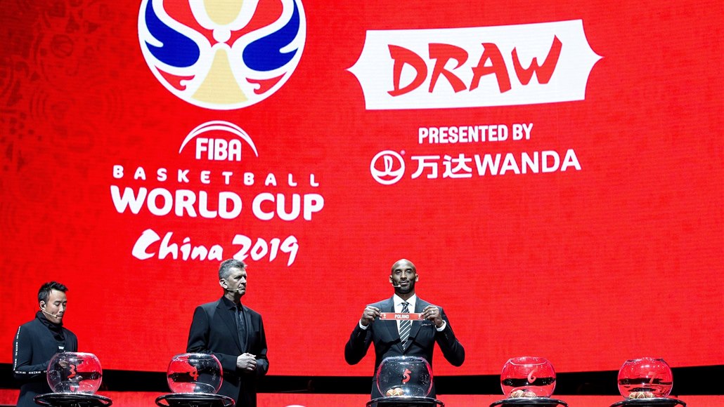Kobe Bryant při slavnostním losování mistrovství světa basketbalistů v Číně.