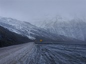 Prsmyk Atigun Pass (1 422 m. n. m.) ns pivtal hustou mlhou a poprakem...