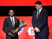 Legendy Jao Ming (vpravo) a Kobe Bryant pi slavnostnm losovn mistrovstv...