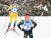 Německá biatlonistka Laura Dahlmeierová na trati stíhacího závodu v Östersundu.