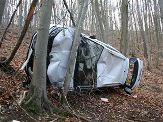 Muž zapomněl na lesní cestě zajistit svou škodu proti pohybu, auto se tak...