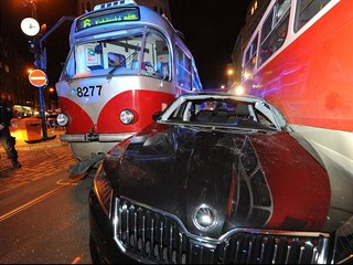 V Lazarské ulici se zaklínilo osobní auto mezi dvě tramvaje, hasiči museli...