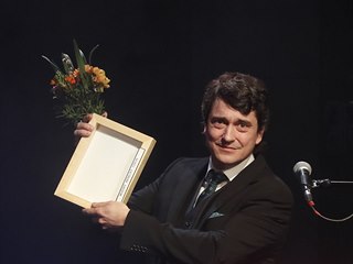 Saša Rašilov přebírá Cenu divadelní kritiky za mužský herecký výkon roku (17....