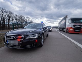 Policejní Audi A8 dosahuje 250 kilometrů v hodině, bude kontrolovat D11 u...