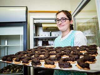 Cukráři z Nové Paky sbírají ocenění v soutěžích. Na snímku je Barbora Šimůnková.