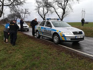 Řidič u Vlkova na Náchodsku vjel do pole, pak ještě utíkal před policií (14. 3....