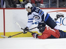 Mark Scheifele z Winnipegu (nahoe) a Michal Kempn z Washingtonu.