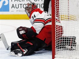 Carl Soderberg z Colorada pad mezi dvojic Jordan Staal (vlevo) a Trevor van...