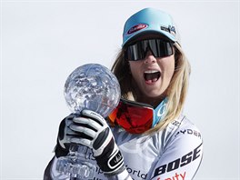 Mikaela Shiffrinová si užívá malý křišťálový globus za superobří slalom.