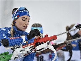 Italsk biatlonistka Dorothea Wiererov dobj v hust chumelenici pi posledn...