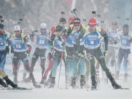 Biatlonisté během závodu s hromadným startem na mistrovství světa v Östersundu....