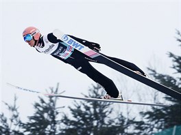 Polský skokan Dawid Kubacki během závodu Světového poháru v letech na lyžích ve...