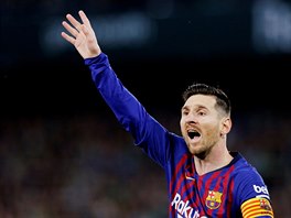 Lionel Messi z Barcelony se roziluje bhem zápasu proti Betisu.
