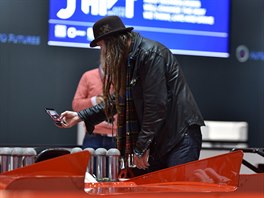 Magnus Walker, znm sbratel porsch na autosalonu v enev obdivuje expozici...