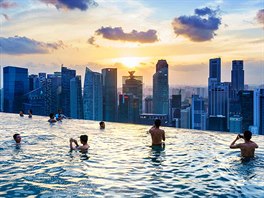 Bazén na stee hotelu Marina Bay Sands s výhledem na panorama Singapuru.