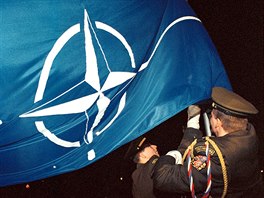 Vojáci v beznu 1999 vztyují vlajku NATO u praské vily Portheimka.