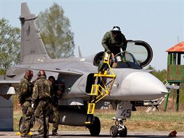 etí piloti se stíhakou JAS-39 Gripen se v Litv pipravují na ochranu...