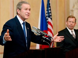 Prezident USA George W. Bush s Václavem Havlem v Praze na tiskové konferenci...