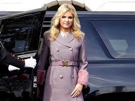 Manelka eského premiéra dorazila do Bílého domu ve fialovém kabátu s páskem...