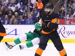 Radko Gudas z Philadelphie posl k ledu Zacha Hymana z Toronta.