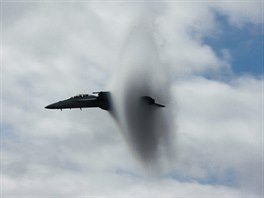 Díky vodní páe ve vzduchu fotograf zachytil moment, kdy nízko letící letoun...