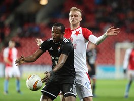 Dame Diop z Baníku Ostrava si chrání mí� p�ed Jaroslavem Zeleným ze Slavie...