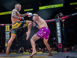 MMA zápasník Gábor Boráros útočí kolenem do Davida Kozmy (vpravo).