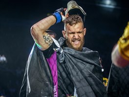 Slovensk� z�pasn�k MMA Samuel Kri�tofi� nastupuje do z�pasu s b�lou maskou.
