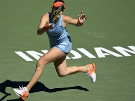 vcarsk tenistka Belinda Bencicov v duelu s Karolnou Plkovou.