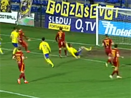 PENALTOV MOMENT. Sud Zbynk Proske posoudil zkrok Jana Holendy z Dukly na...