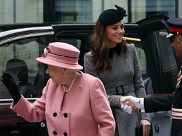 Britská královna Alžběta II. a vévodkyně z Cambridge Kate přijely na otevření...