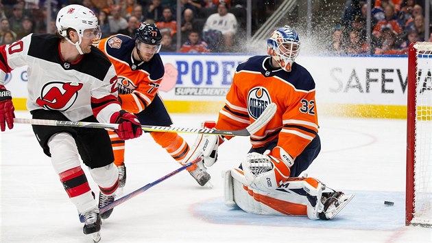 Anthony Stolarz v brance Edmontonu se ohl za pukem, kter do st poslal  Blake Coleman z New Jersey.