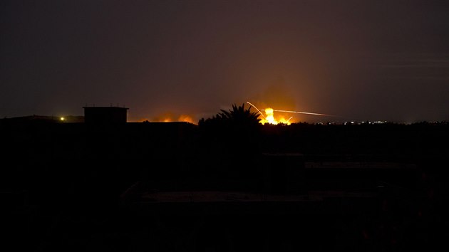 Exploze ozauj horizont nad mstem Baghz pot, co SDF zahjila bombardovn v rmci ofenzvy proti poslednm pozicm Islmskho sttu (10. bezna 2019)